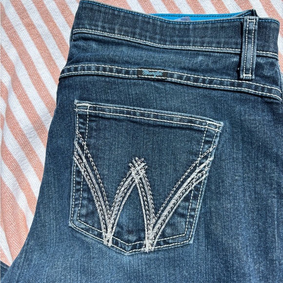 Wrangler Stretch Band Women’s Jeans (size 32) - Picture 2 of 4